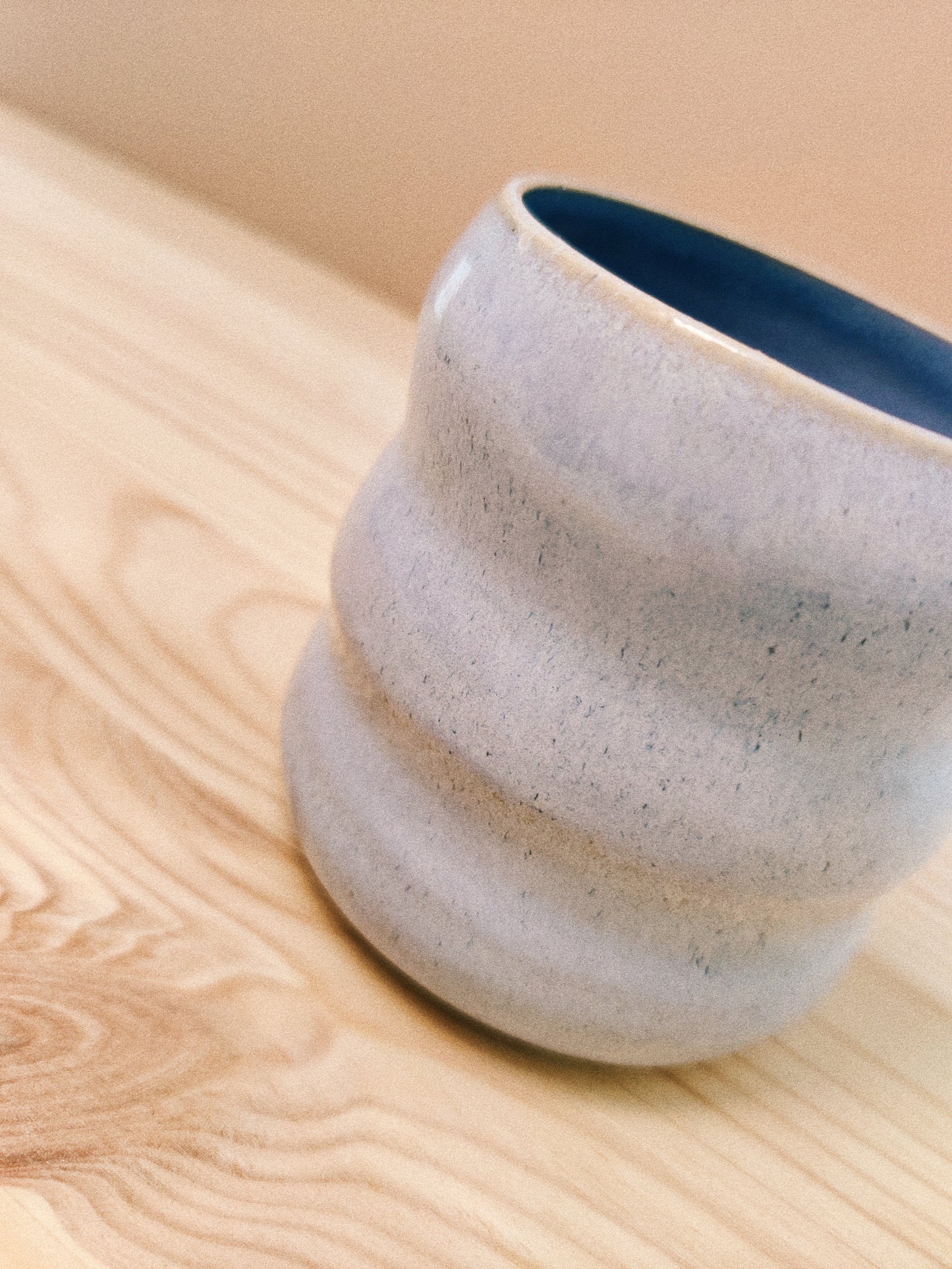 Ljust lavendeltonade vågmuggar