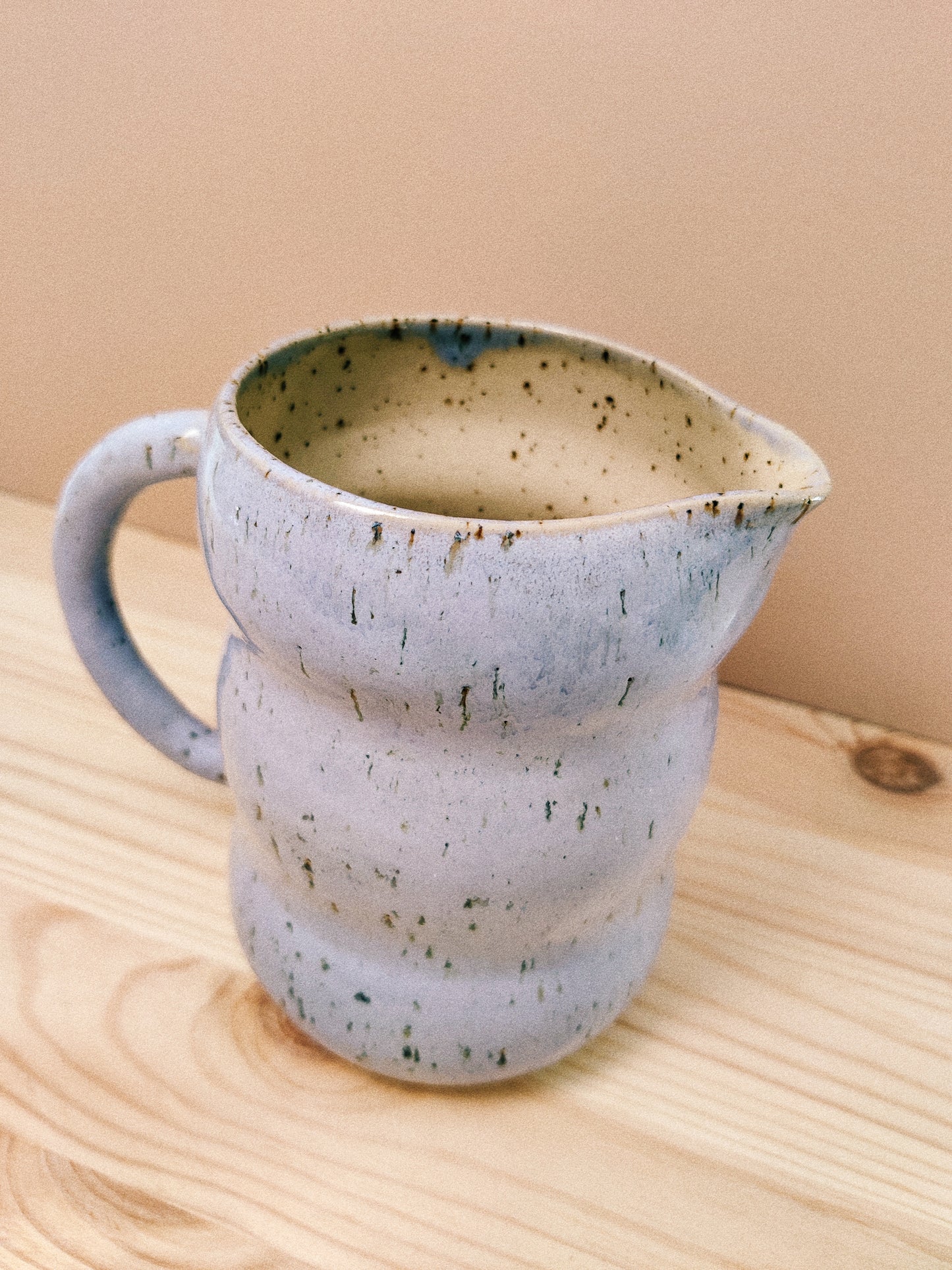 Vågig kanna med prickar