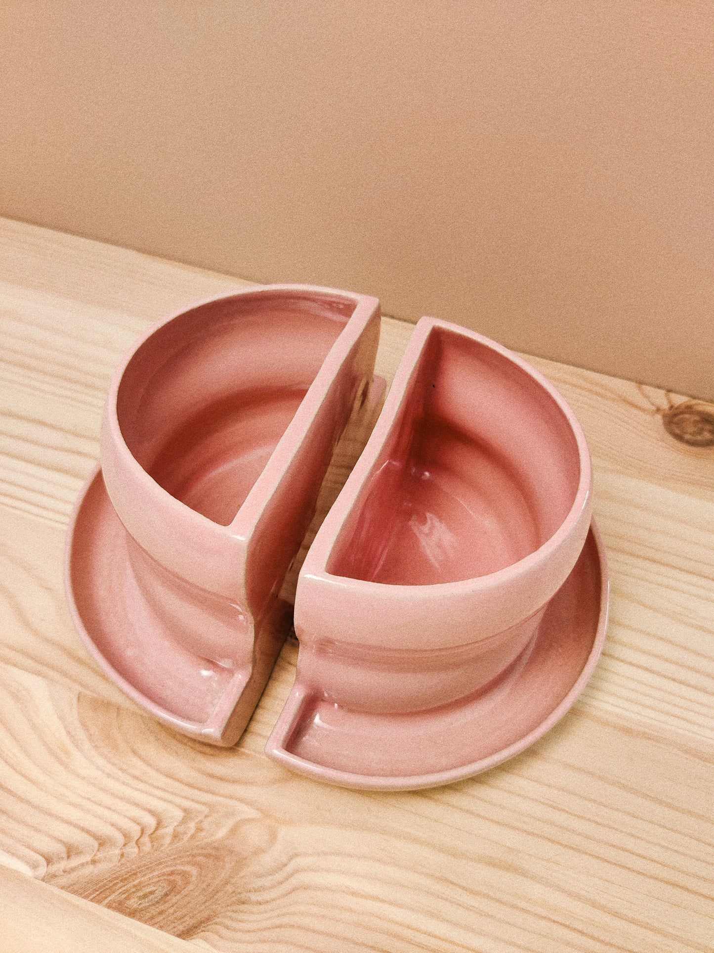 Rosa bokstöd & blomkruka i ett