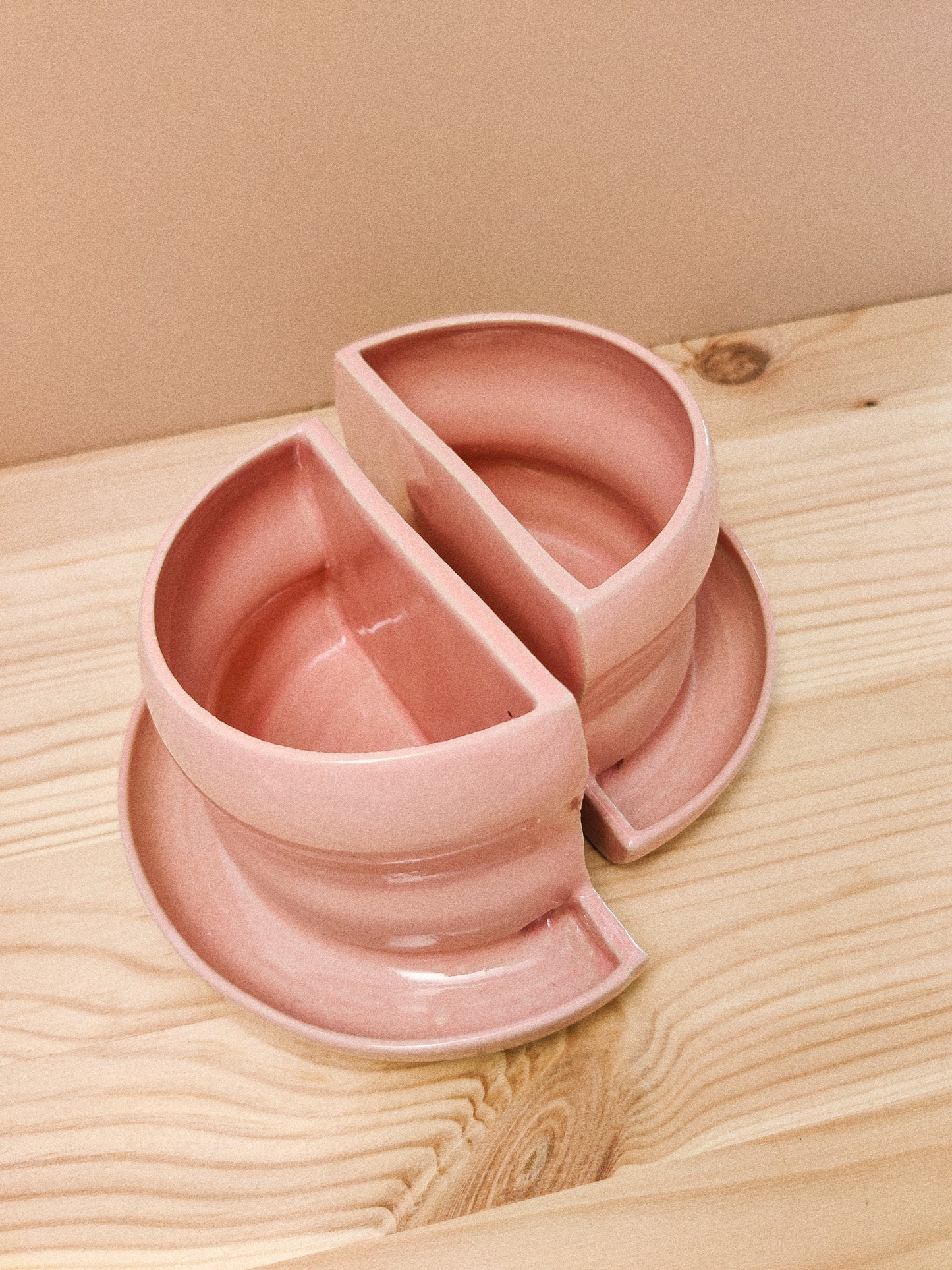 Rosa bokstöd & blomkruka i ett