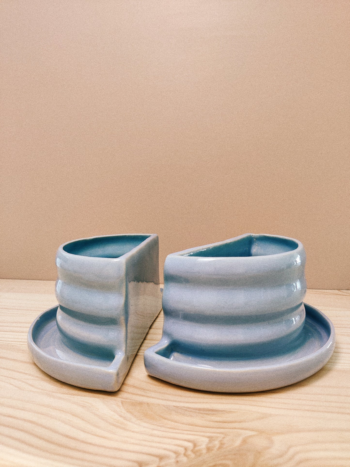 Himmelsblått bokstöd & blomkruka i ett