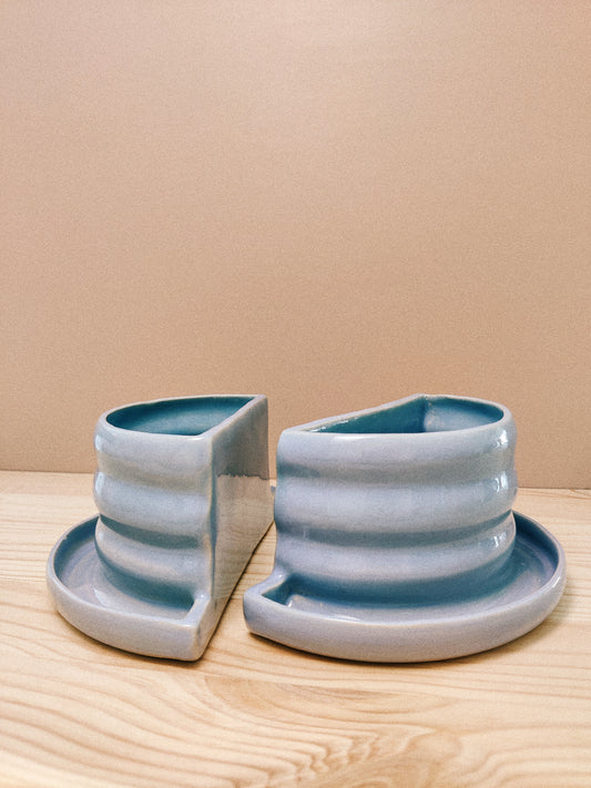 Himmelsblått bokstöd & blomkruka i ett