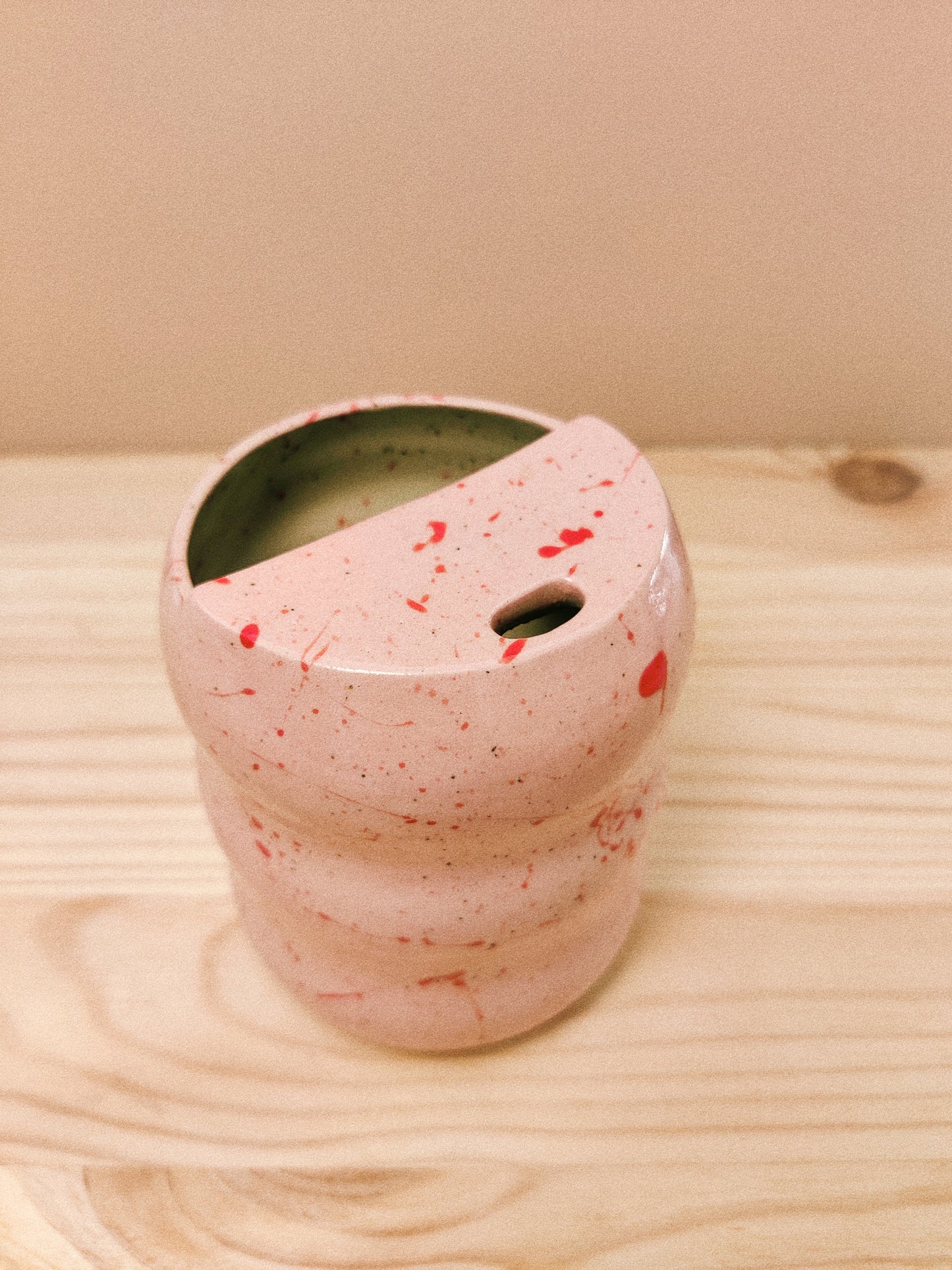 Sippy-/To Go-muggar med färgstänk