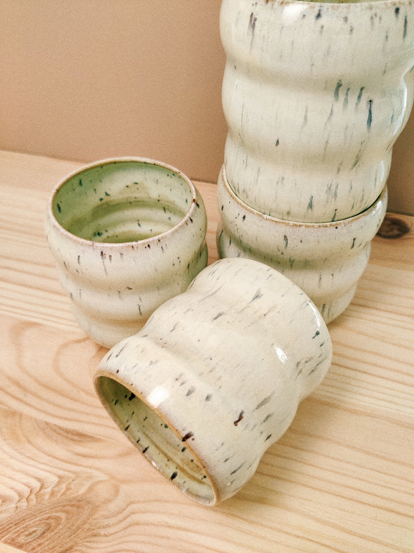 Ljust citrongula muggar (säljs i par)