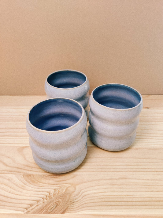 Ljust lavendeltonade vågmuggar