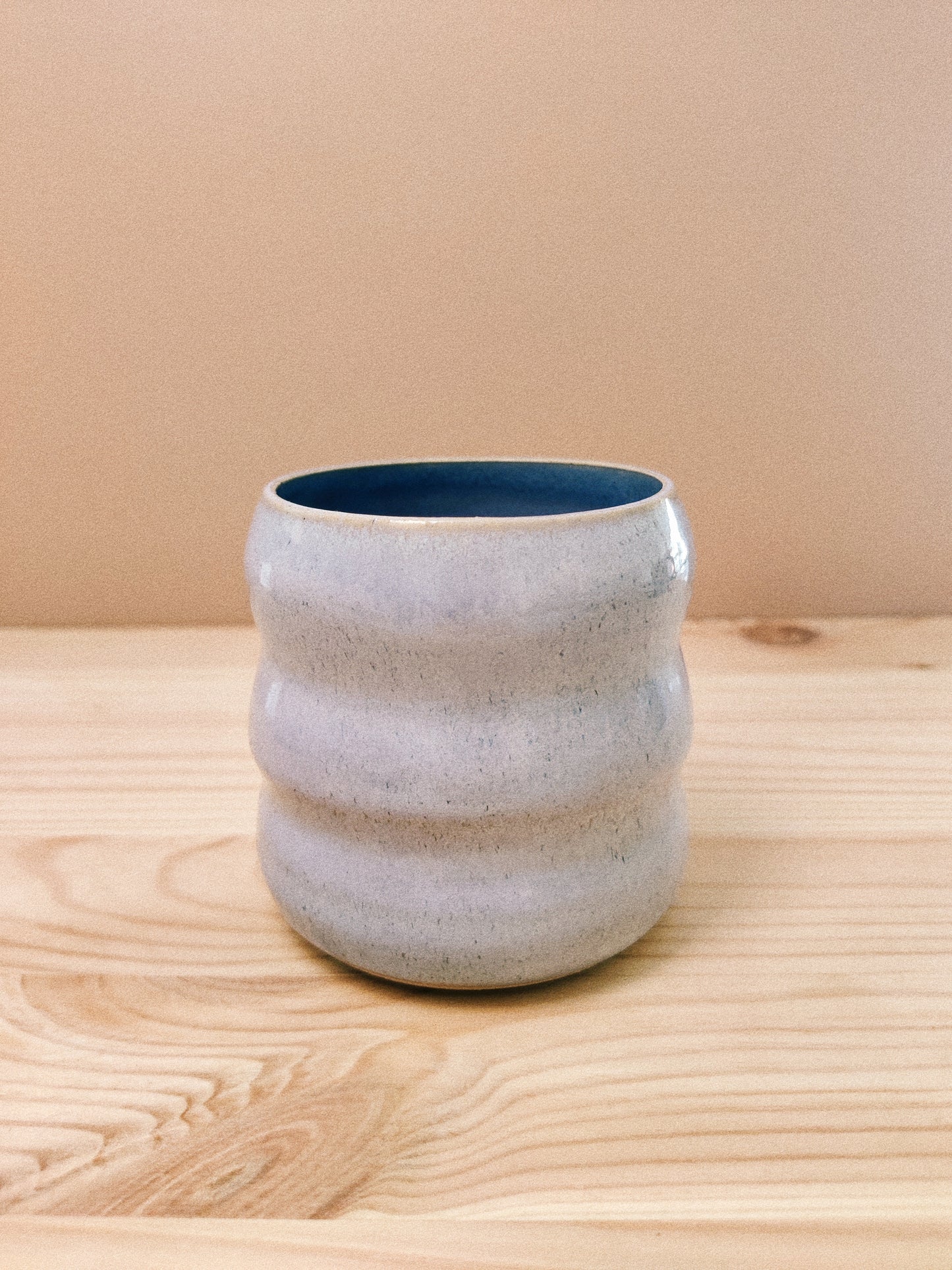 Ljust lavendeltonade vågmuggar