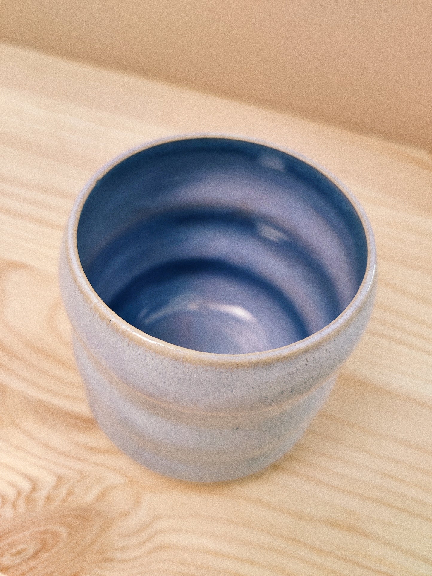 Ljust lavendeltonade vågmuggar