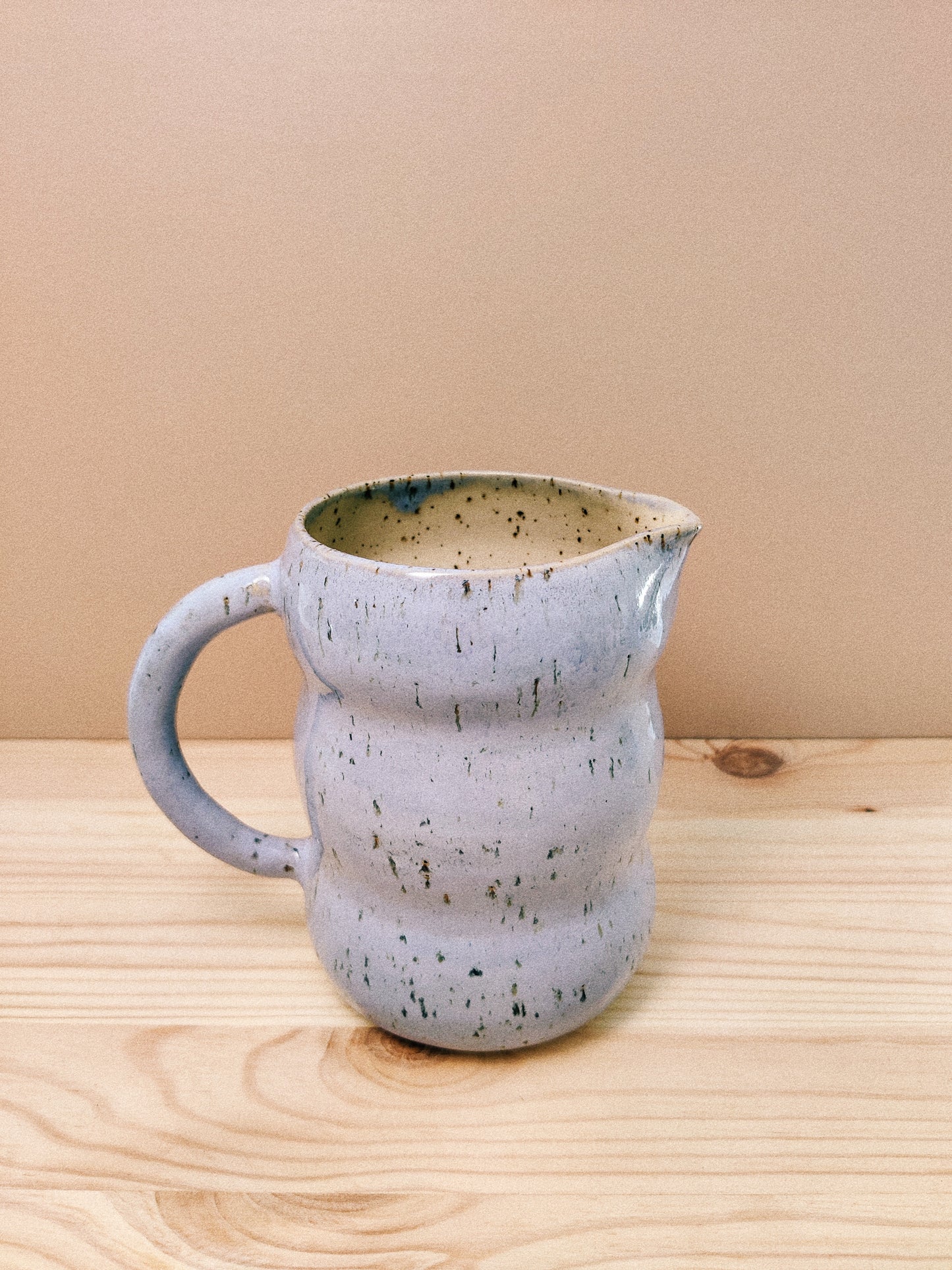 Vågig kanna med prickar