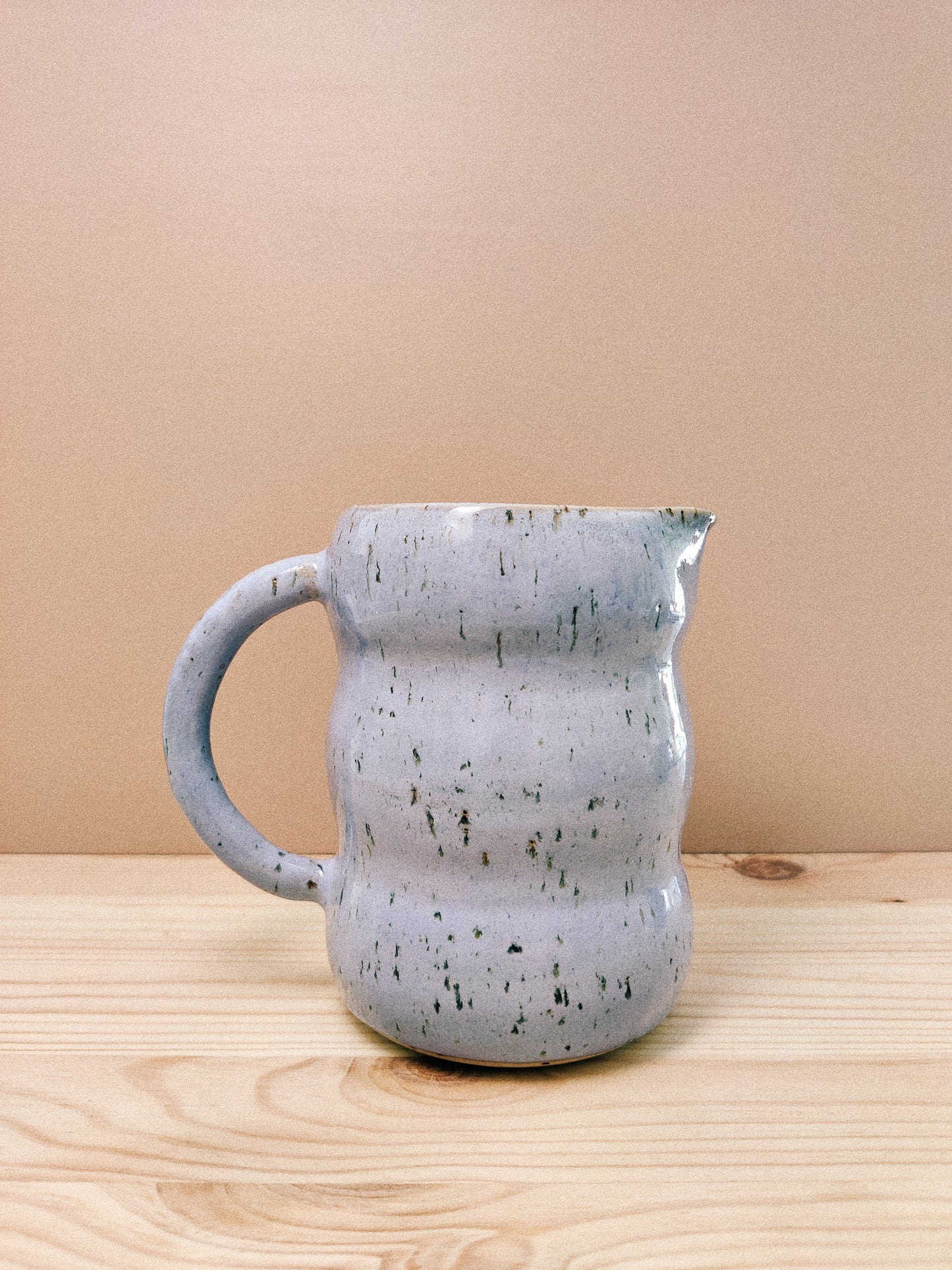 Vågig kanna med prickar