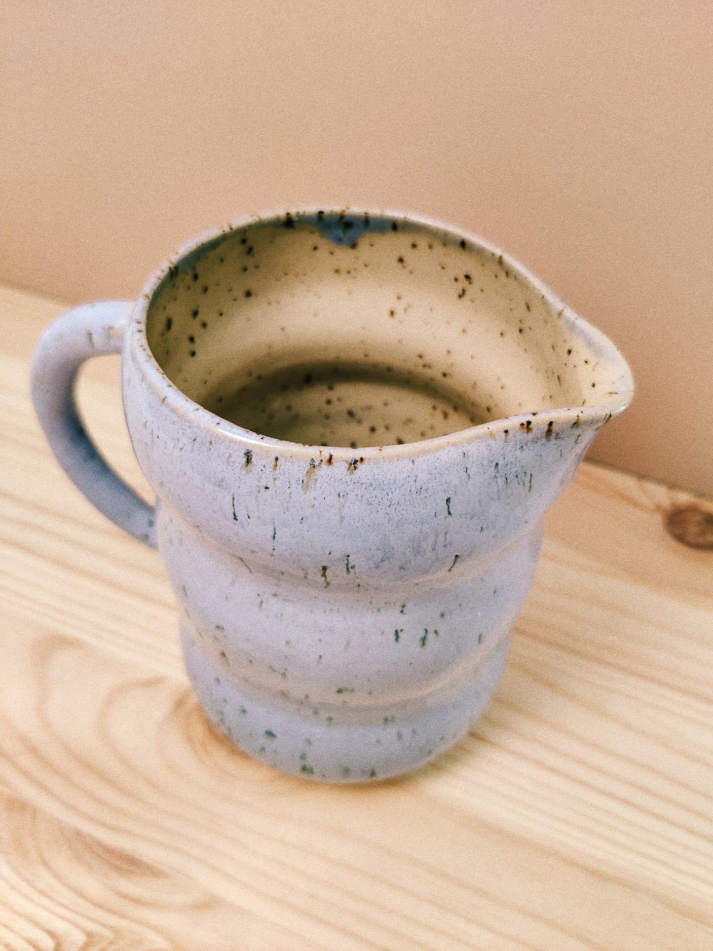 Vågig kanna med prickar