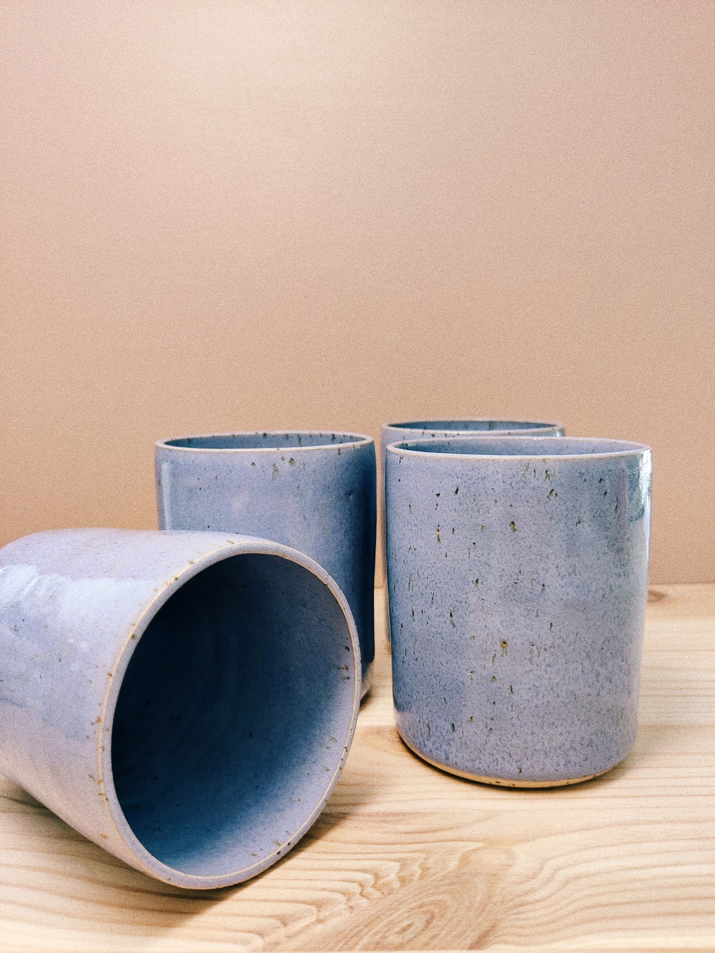 Lavendelblå muggar (säljs i par)