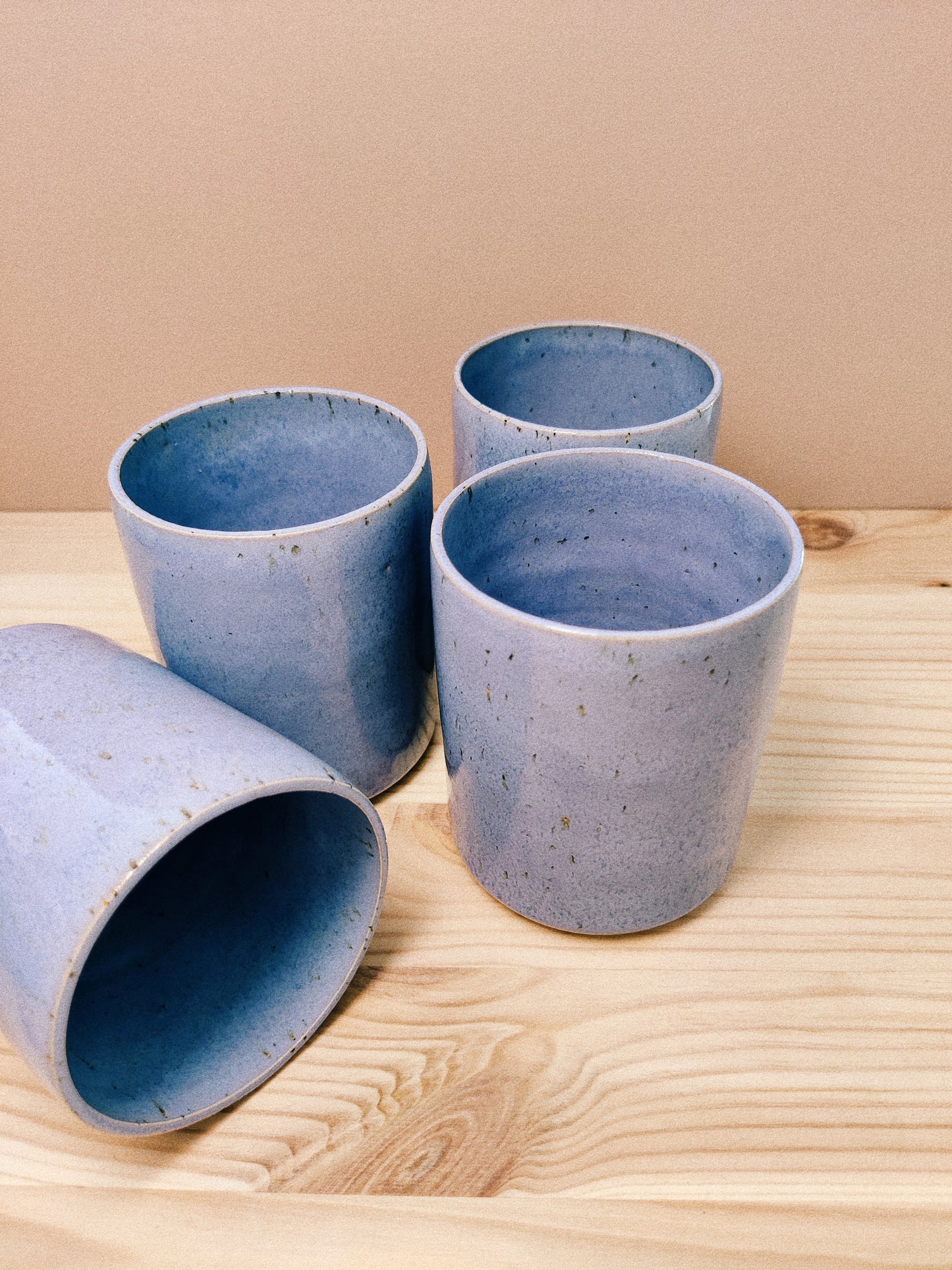 Lavendelblå muggar (säljs i par)