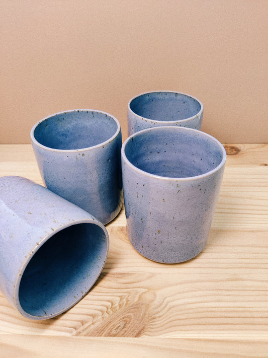 Lavendelblå muggar (säljs i par)