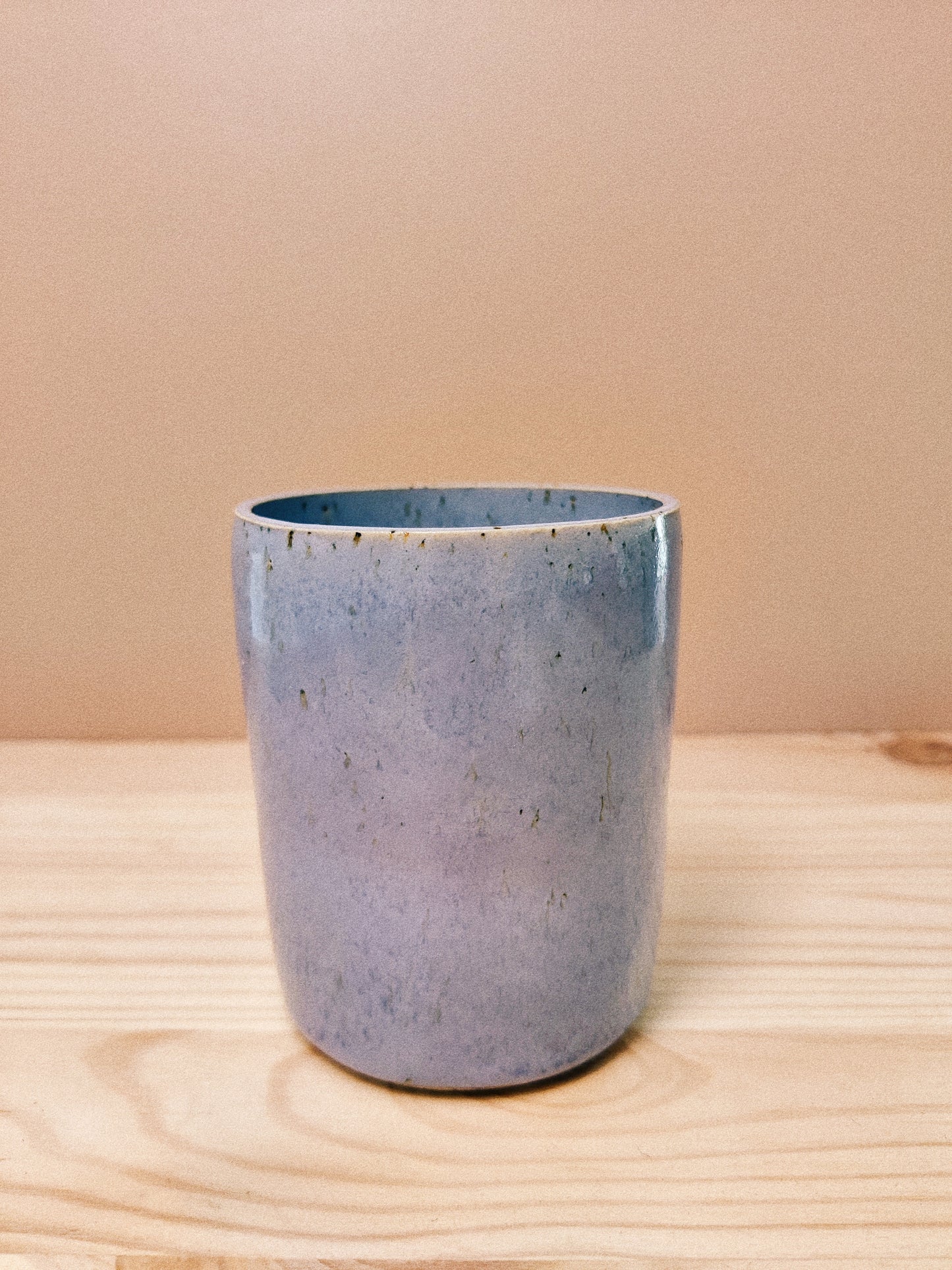 Lavendelblå muggar (säljs i par)