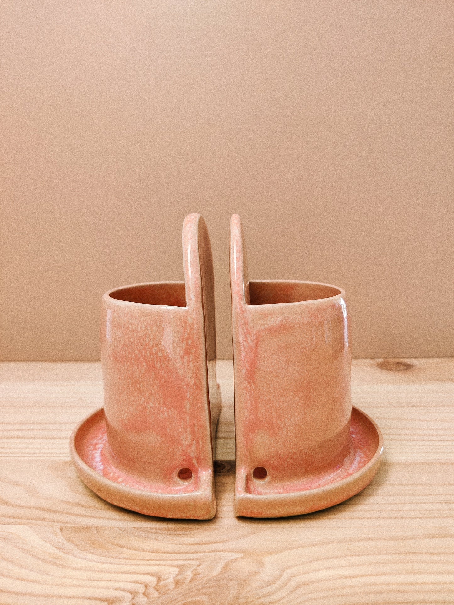 Bokstöd & blomkruka i ett