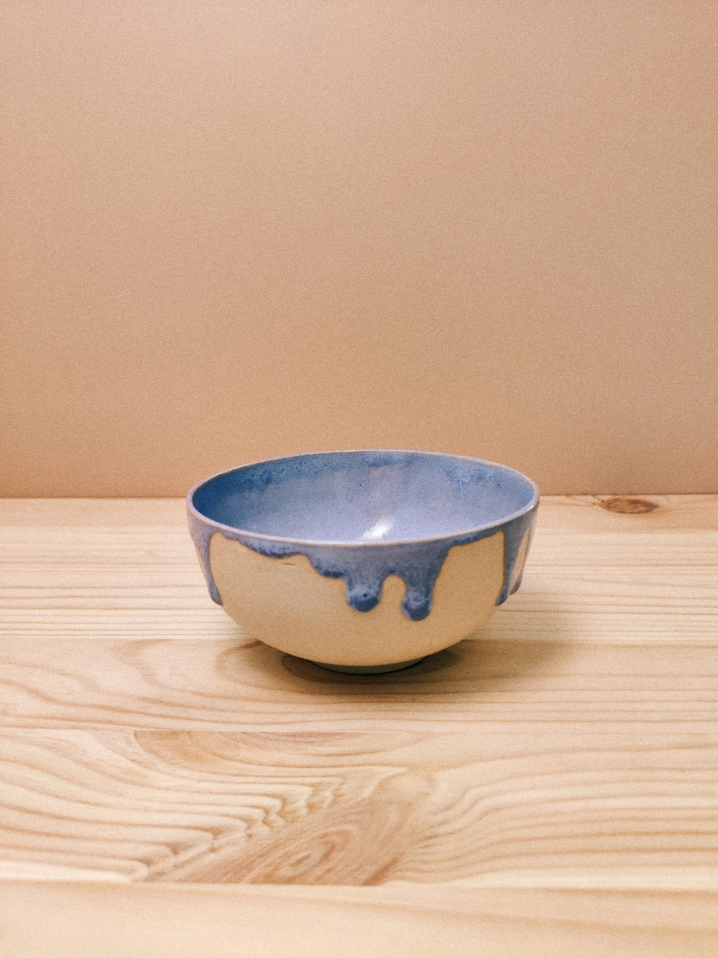 Liten skål med lavendeldroppar