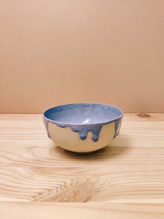 Liten skål med lavendeldroppar