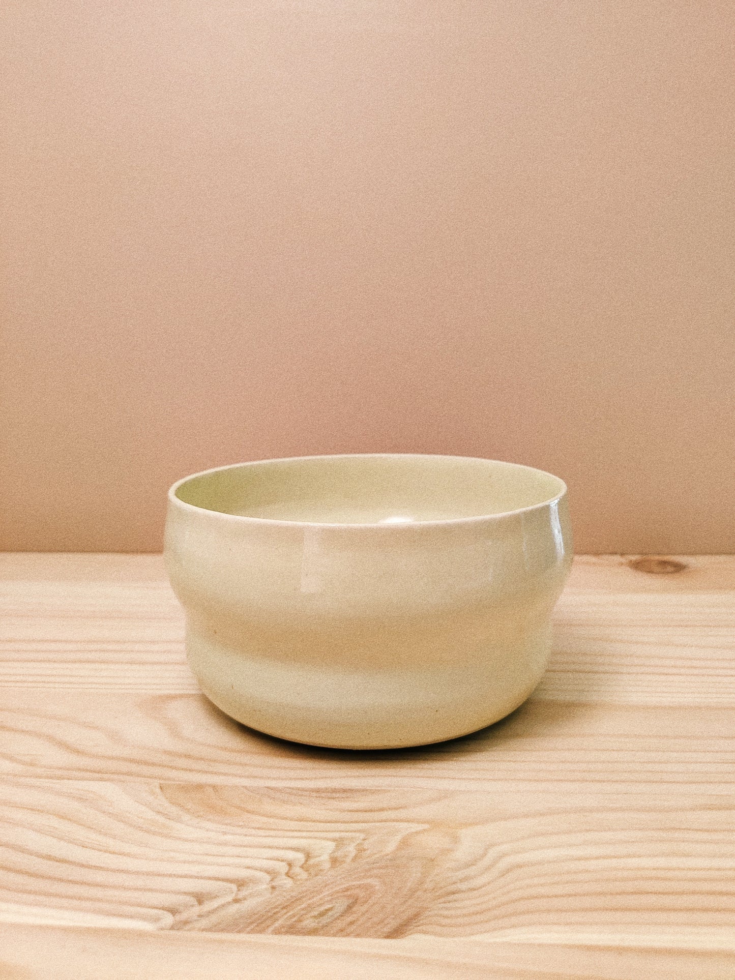 Pastellgul vågig skål