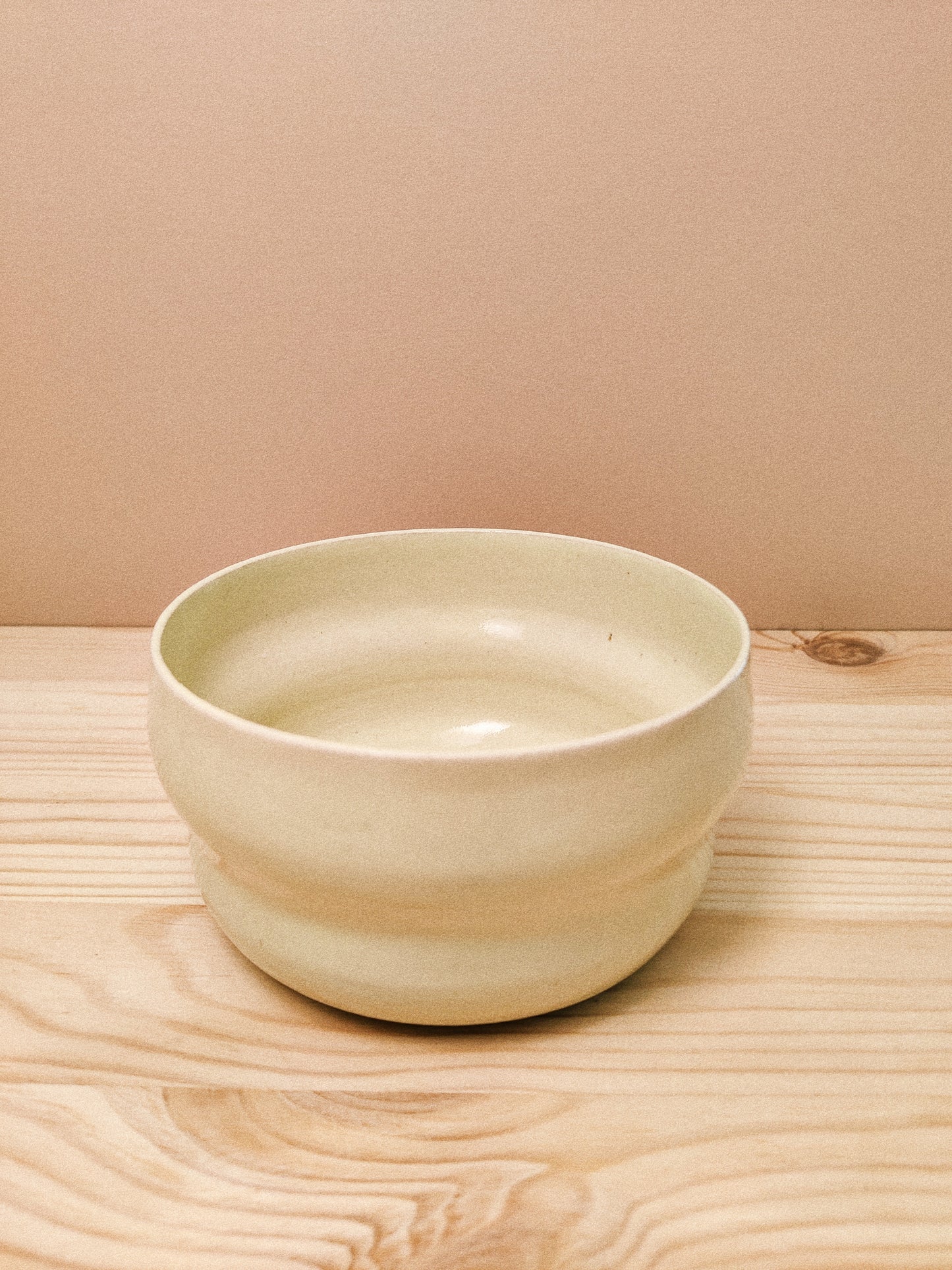 Pastellgul vågig skål