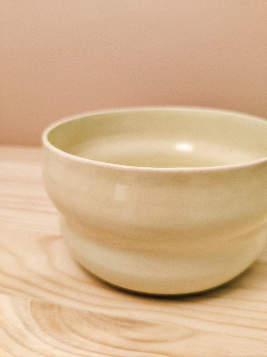 Pastellgul vågig skål