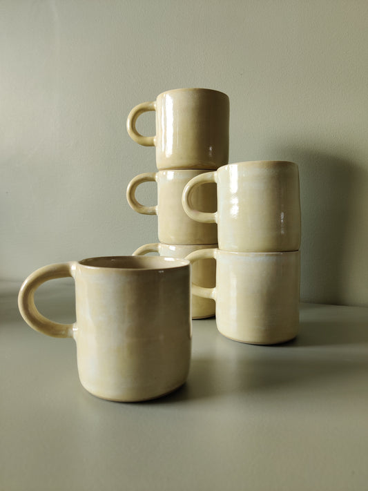 Ljust citrongula muggar med öra (Set om 6)