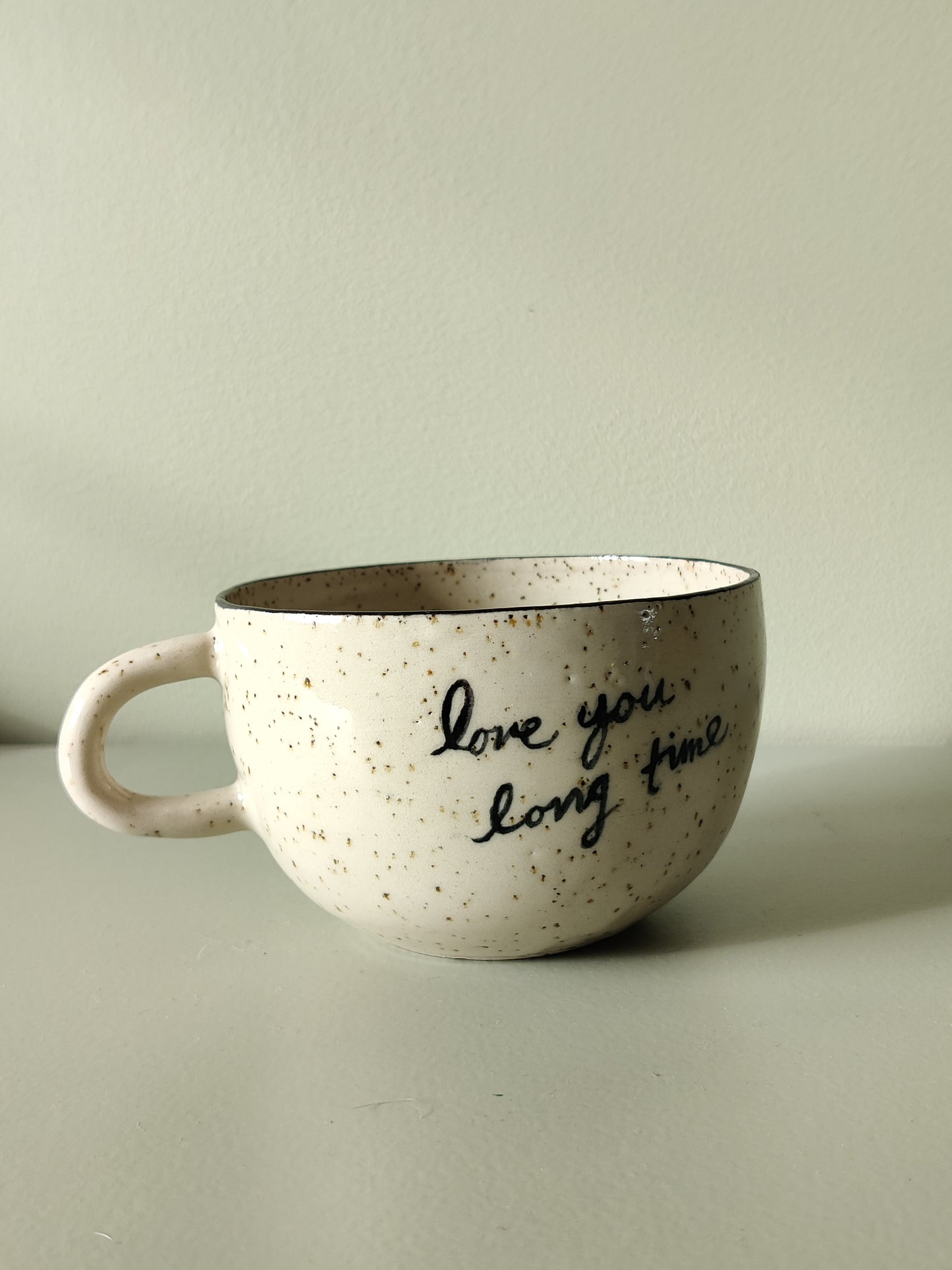 Mugg med text och svart kant