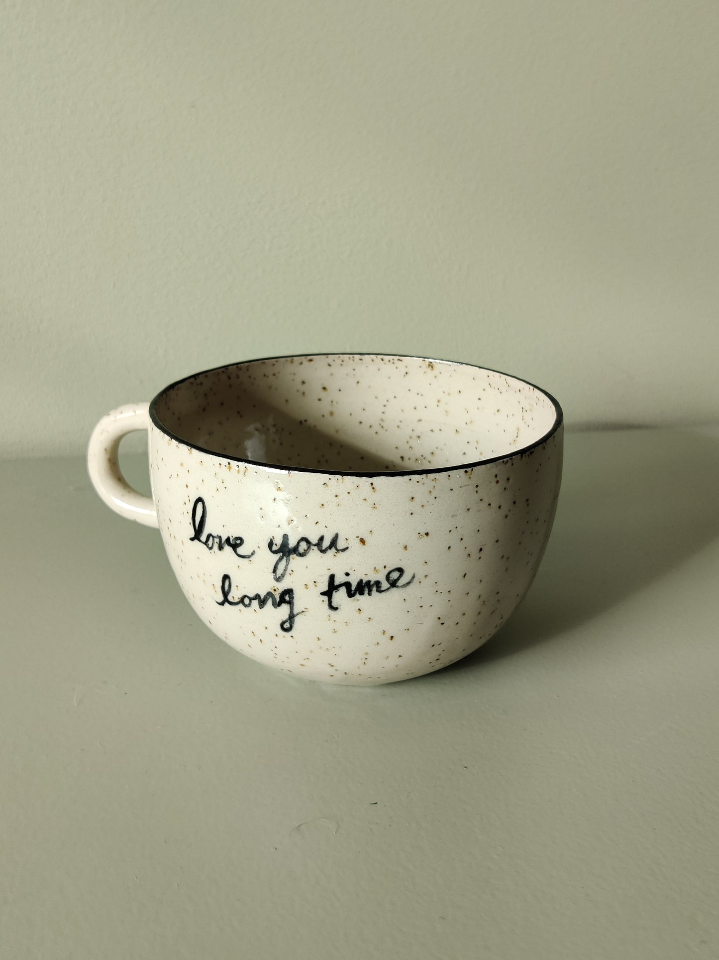 Mugg med text och svart kant